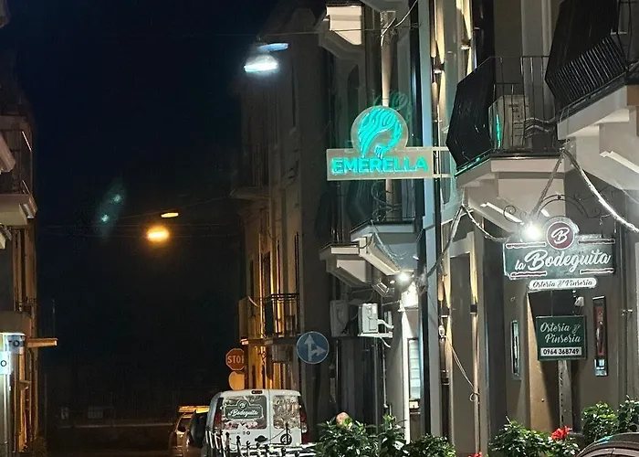 Emerella Luxury Suites-siderno Lungomare לינה וארוחת בוקר 4*